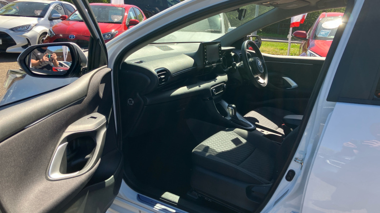 Toyota Yaris 1.5 Hybrid Design 5dr CVT Hybrid Hatchback